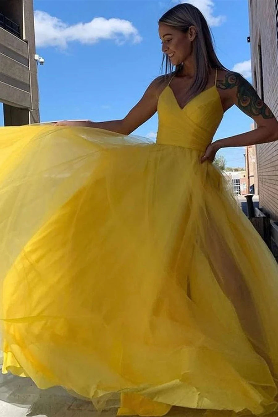 Vestido de fiesta plisado con espalda con cordones y corte en A